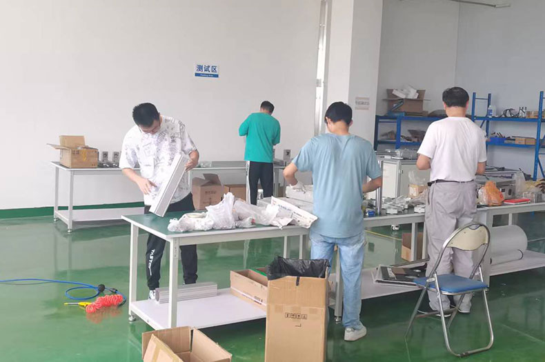 铭辉电动缸员工装配电动缸