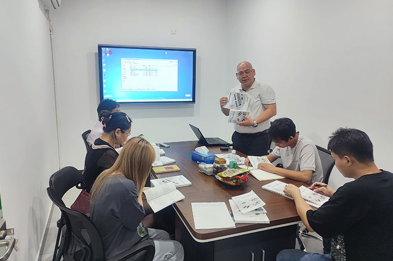 铭辉自动化为提升员工专业能力,组织产品及配件选型培训