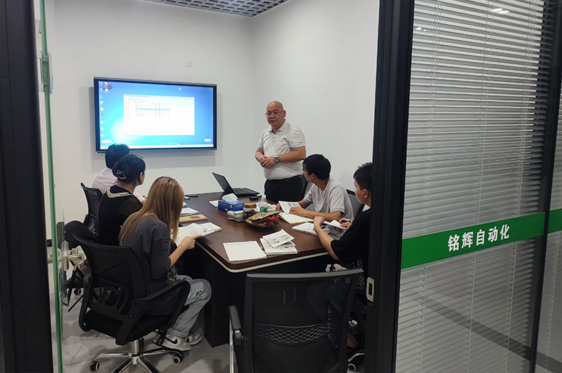 铭辉自动化为提升员工专业能力,组织产品及配件选型培训