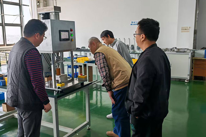 东莞智造新篇章：铭辉伺服压装机助力电子产业精密升级